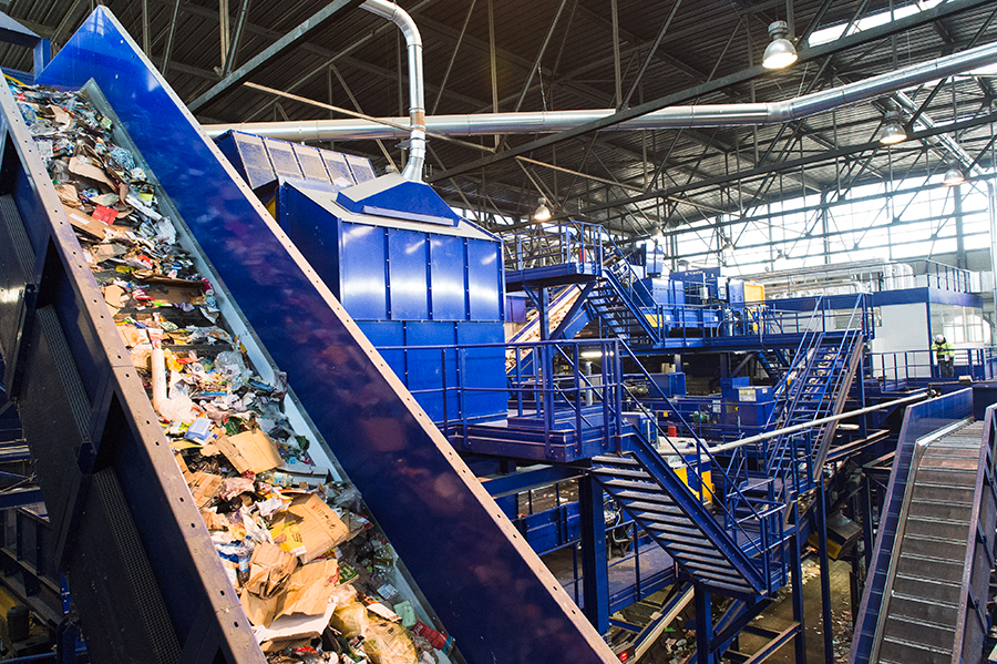 Centre de tri en France avec des déchets recyclables en cours de traitement.