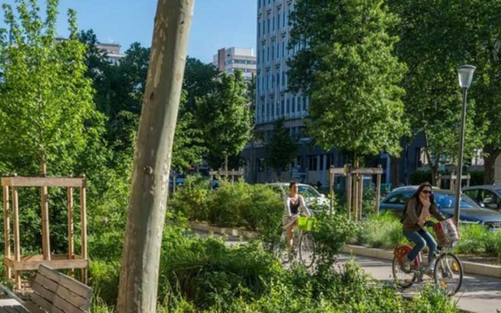 Vue d’une ville avec végétalisation urbaine pour lutter contre les îlots de chaleur.