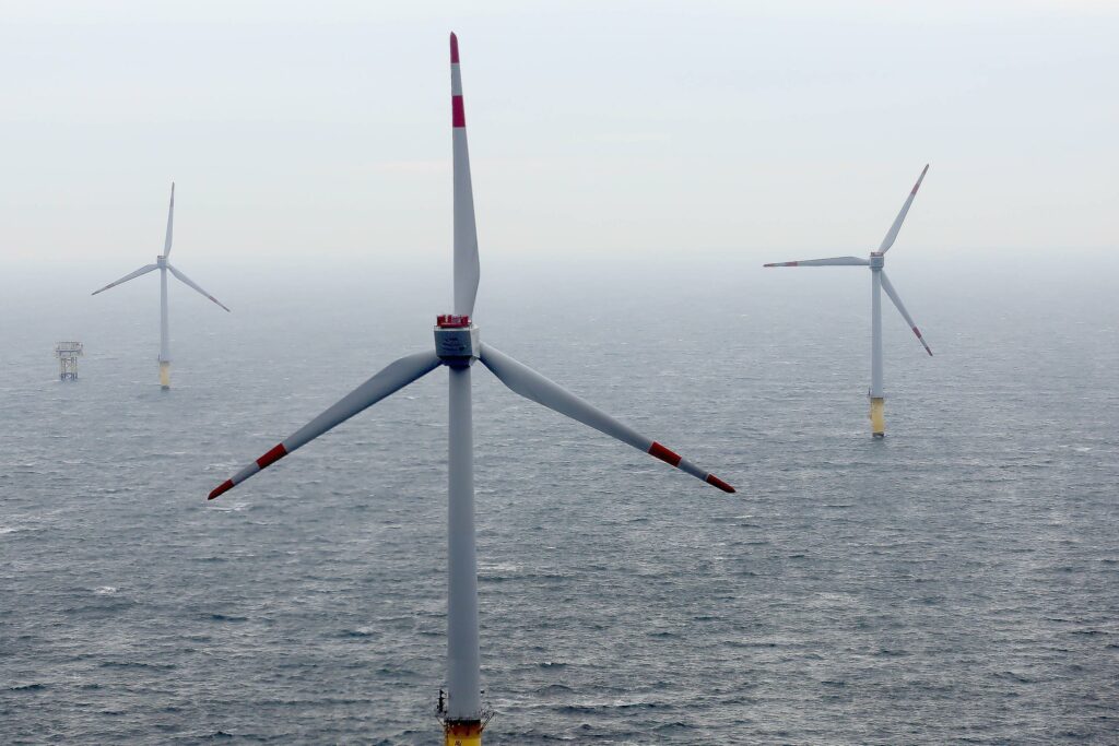 Parc éolien offshore en France, symbolisant les nouvelles zones pour l’éolien et la transition énergétique.