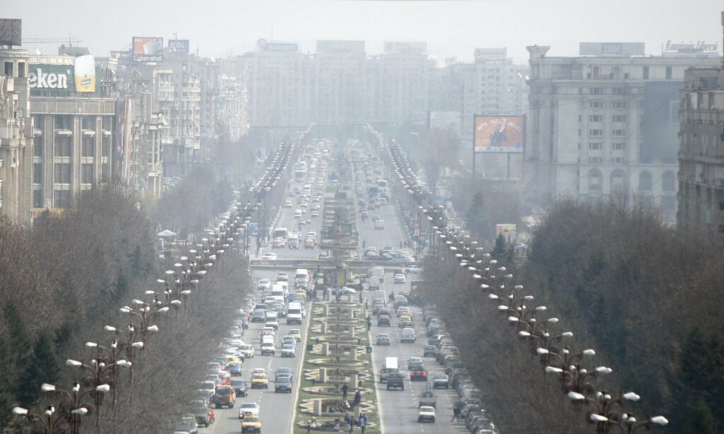 Ville avec forte pollution atmosphérique, illustrant les effets de la pollution de l’air sur la santé publique.