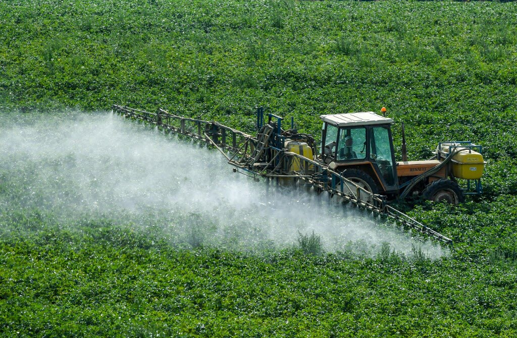 Champ agricole traité aux pesticides en Europe, illustrant les enjeux de la transition vers une agriculture plus durable.