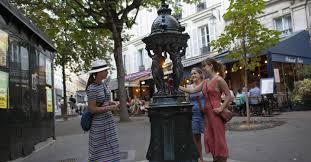 Scène urbaine française sous forte chaleur au printemps, illustrant les premiers signes d’un climat qui change.