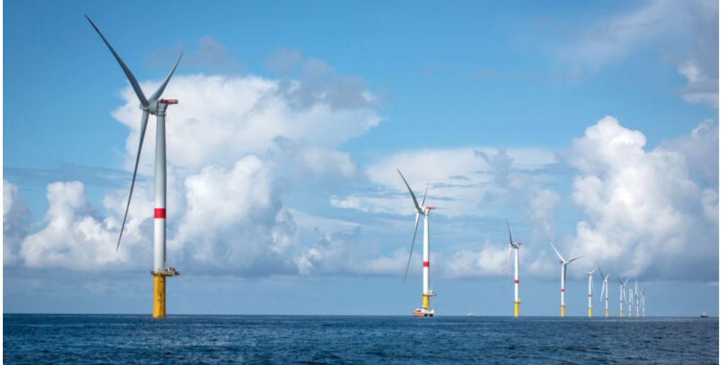 Parc éolien en mer en France, symbolisant les projets d’éolien en mer pour 2025 dans le cadre de la transition énergétique.