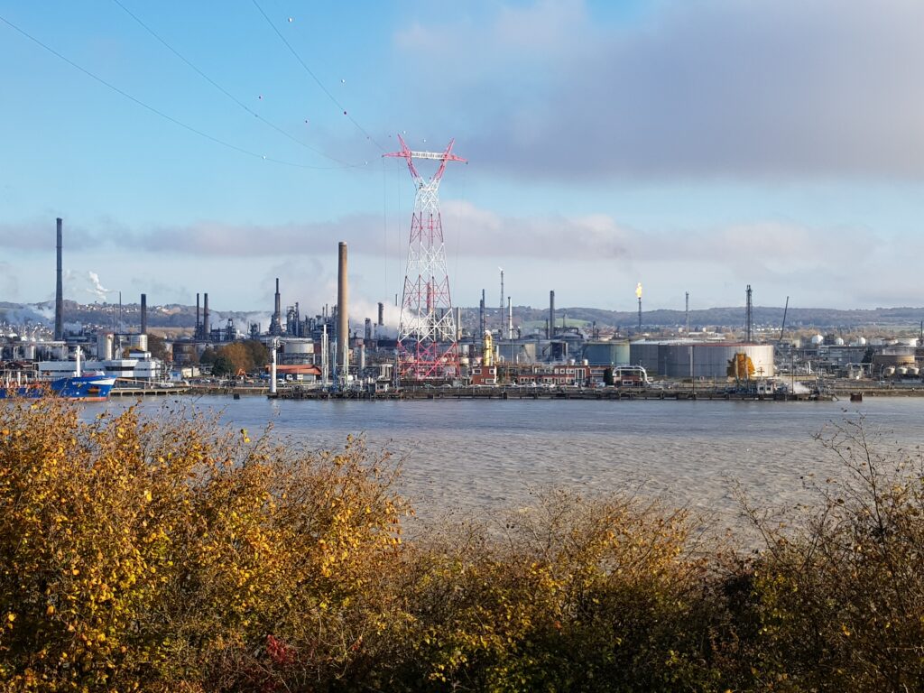 Raffinerie ExxonMobil en France, représentant la réduction des activités et les impacts sur l'emploi dans le secteur pétrochimique.