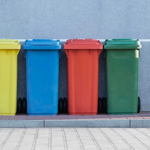 Initiatives zéro déchet dans une ville, illustrant la gestion des déchets et le recyclage pour une gestion plus durable.
