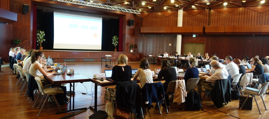Réunion des élus locaux en France pour discuter des mesures de la Loi Climat et Résilience, avec un focus sur les résultats et les actions à venir.