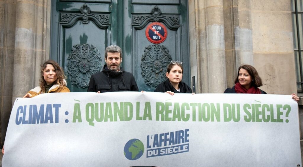 Activistes environnementaux devant un tribunal, symbolisant le droit de recours des ONG pour les aides d'État en Europe.