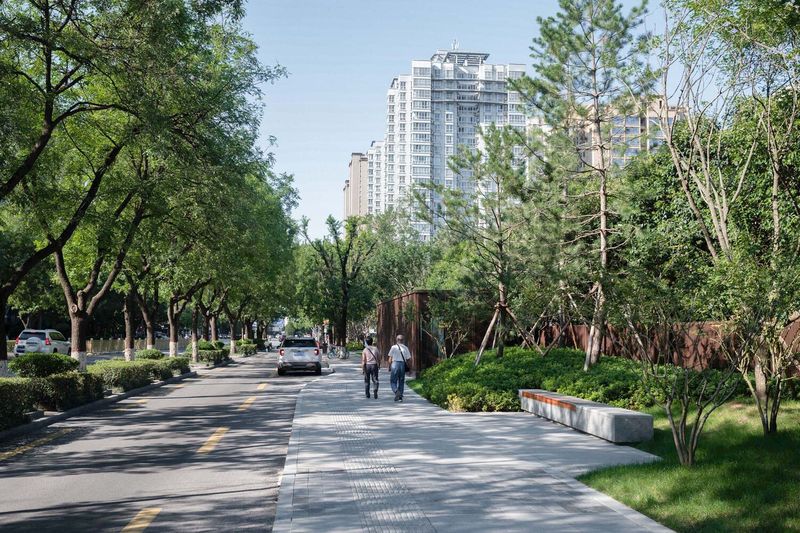 Ville française avec des espaces verts et des toitures végétalisées, illustrant des solutions pour gérer la chaleur urbaine.