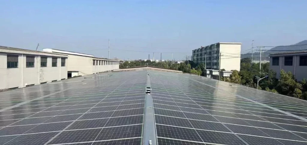 Usine chinoise avec des panneaux solaires illustrant les efforts de la Chine pour réduire ses émissions de CO₂.