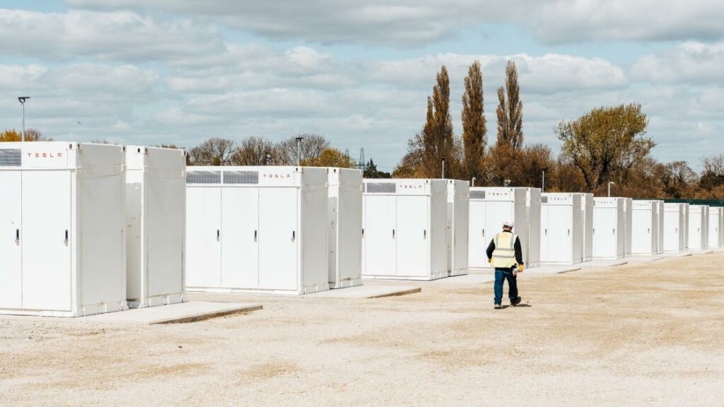 Batteries géantes alignées dans un site de stockage d’électricité.