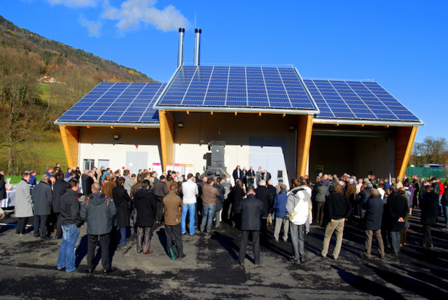 Panneaux solaires dans une commune française, montrant la participation des citoyens à la transition énergétique.