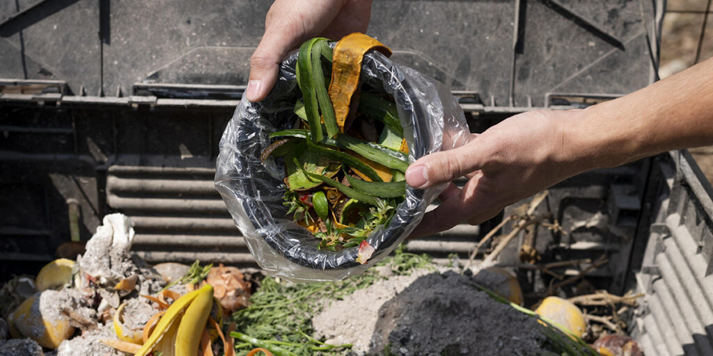 Tri des biodéchets dans un espace public urbain.