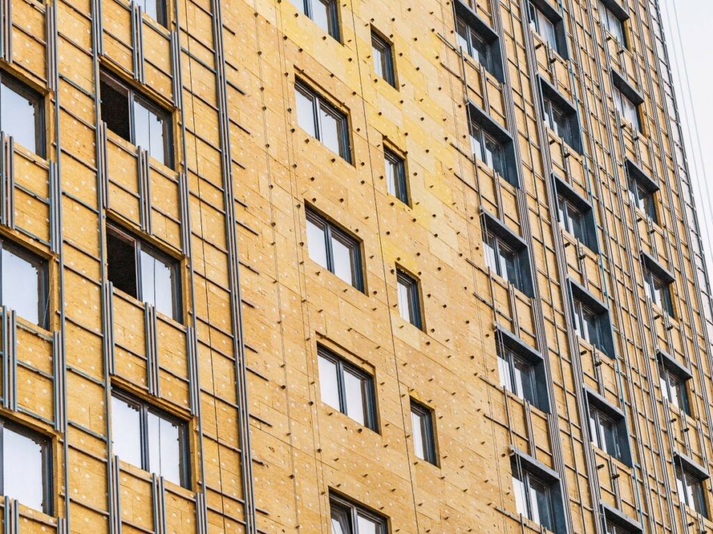 Travailleurs sur un chantier de rénovation énergétique dans le cadre du programme Ma Prime Rénov’ pour améliorer l’efficacité thermique des logements.