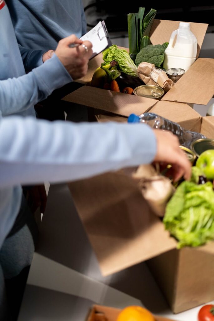 Bénévoles triant des produits alimentaires pour redistribution en Europe