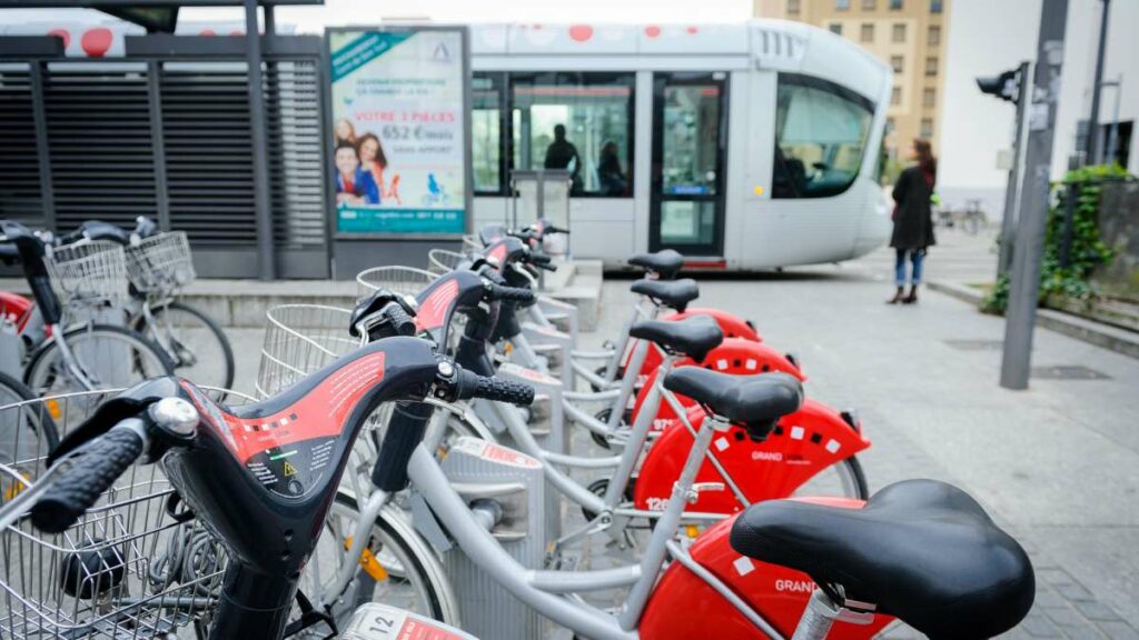 Bus, tram et métro circulant dans une ville française, symbolisant la diversité des transports publics.