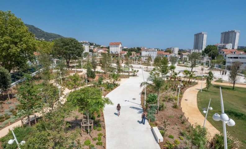 Friche industrielle reconvertie en parc urbain végétalisé.