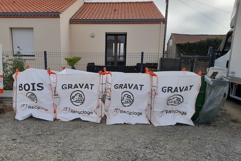 Gravats triés sur un chantier pour recyclage.