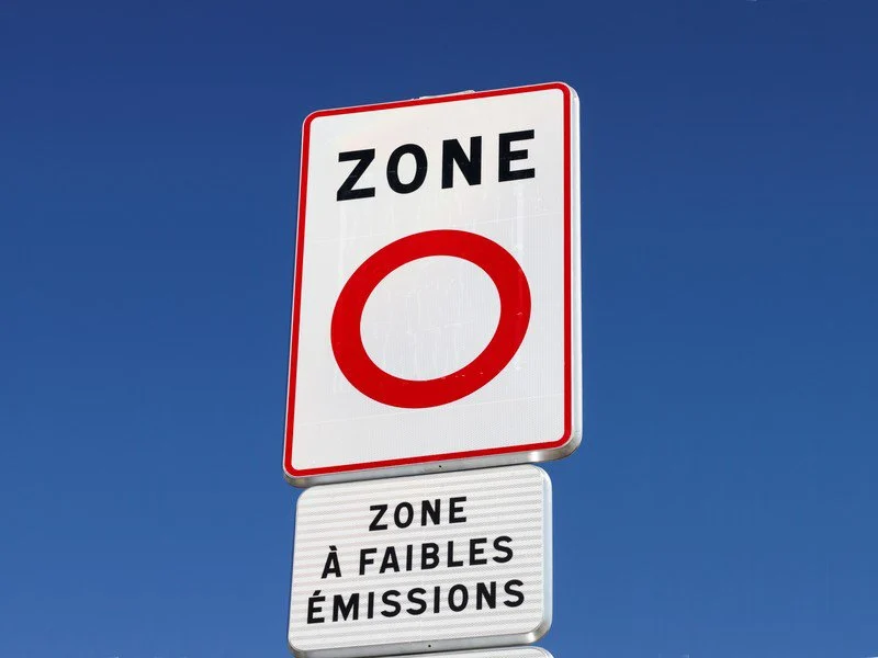 Panneau de signalisation indiquant une zone à faibles émissions en ville.
