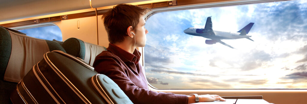 TGV circulant avec avion visible en arrière-plan.