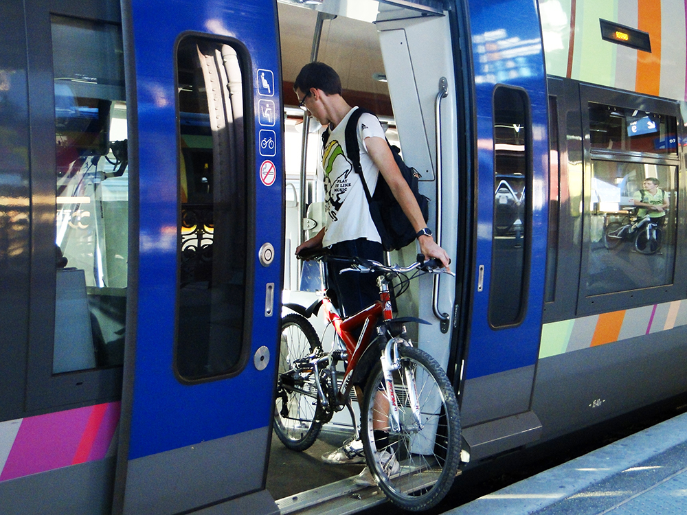 Train et vélo interconnectés pour illustrer le mix transports durable.