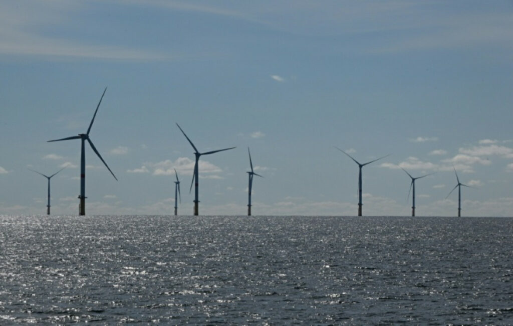 Parc éolien offshore français avec éoliennes alignées en mer.