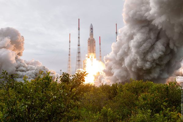 Lancement de fusée Ariane depuis le Centre spatial guyanais.