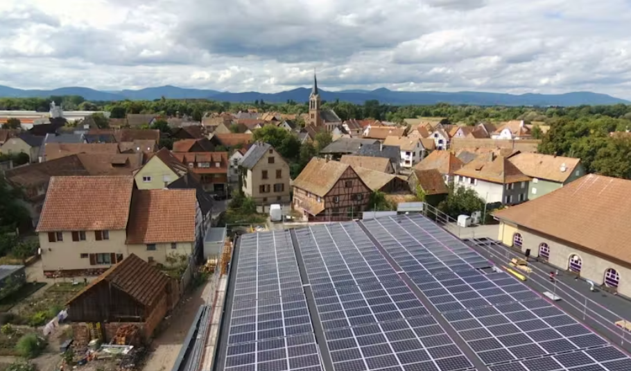 Panneaux solaires et batteries d’un micro-réseau villageois en France