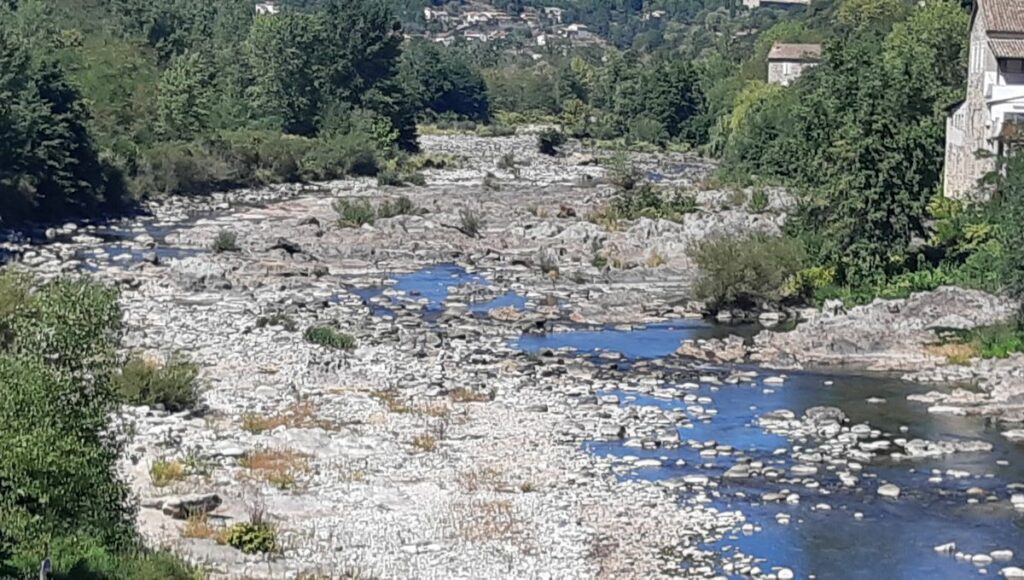 Rivière française à bas niveau en période de sécheresse estivale.
