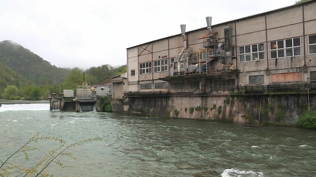Rivière française polluée près d’un site industriel, illustrant le non-respect des normes environnementales.