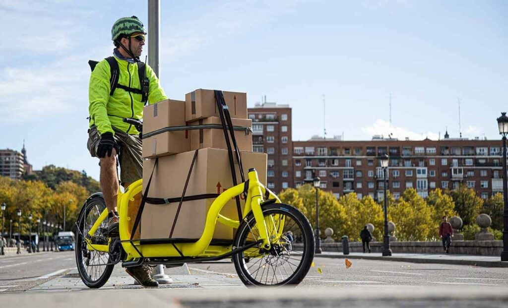 Cyclologiste effectuant une livraison avec un vélo-cargo