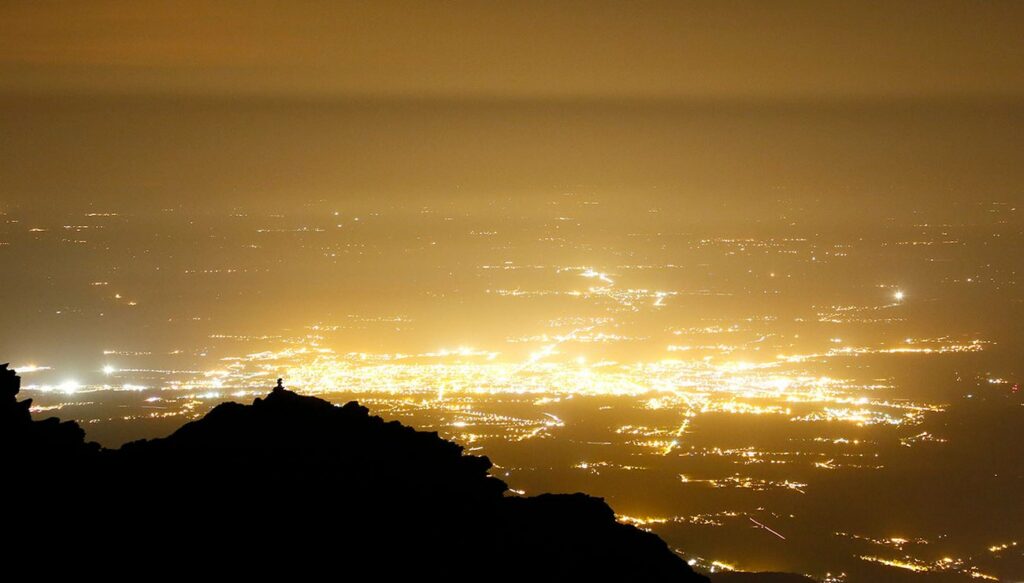 Ville éclairée la nuit avec halo lumineux