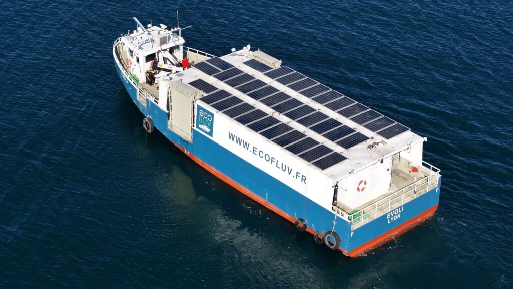 Bateau électrique de transport de marchandises sur la Seine