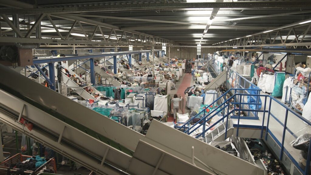 Vêtements triés dans un centre de tri textile