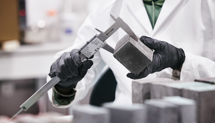 Bloc de matériau minéralisé contenant du CO₂