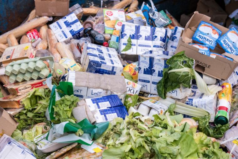 Tri de produits frais dans un entrepôt agroalimentaire