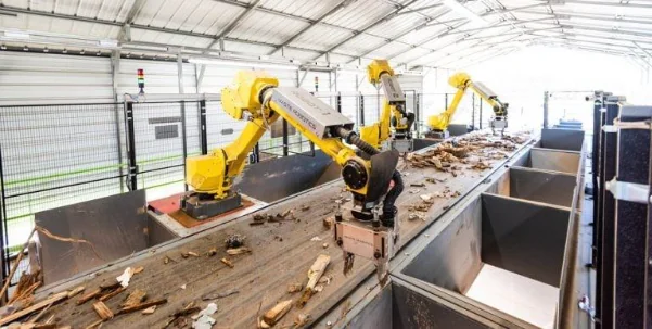 Robot triant des déchets de chantier sur une ligne automatisée