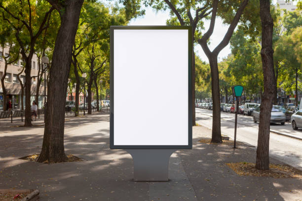 Affichage publicitaire urbain illustrant une communication plus sobre