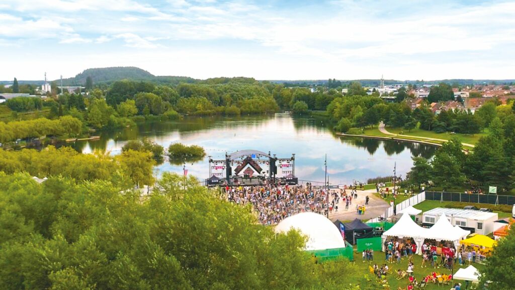 Festival en plein air illustrant les enjeux environnementaux des événements culturels