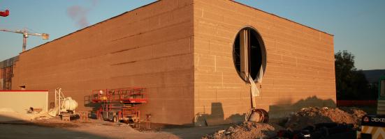 Mur en terre crue dans un projet architectural contemporain