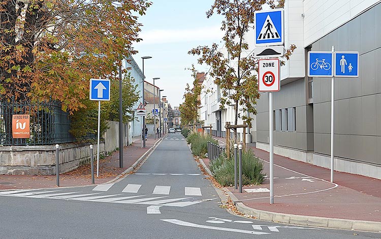 Rue urbaine calme illustrant la réduction des nuisances sonores