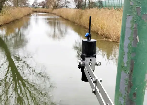 Station de surveillance connectée installée dans une rivière.