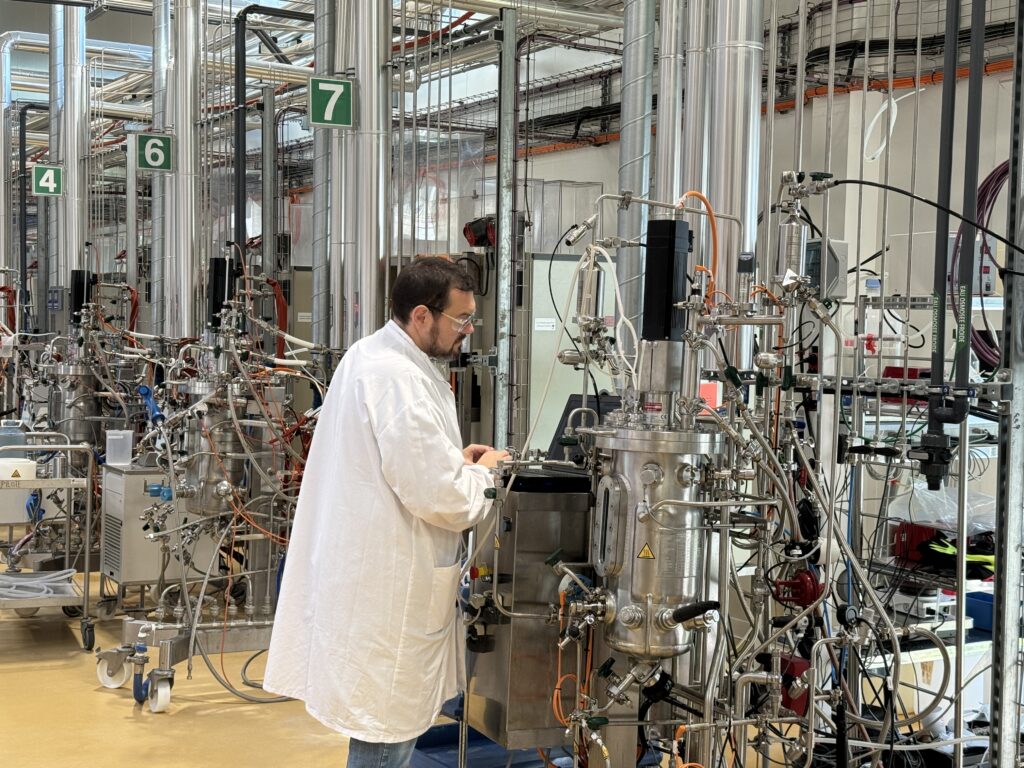 Fermenteur industriel utilisé pour fabriquer des ingrédients alimentaires par fermentation de précision.
