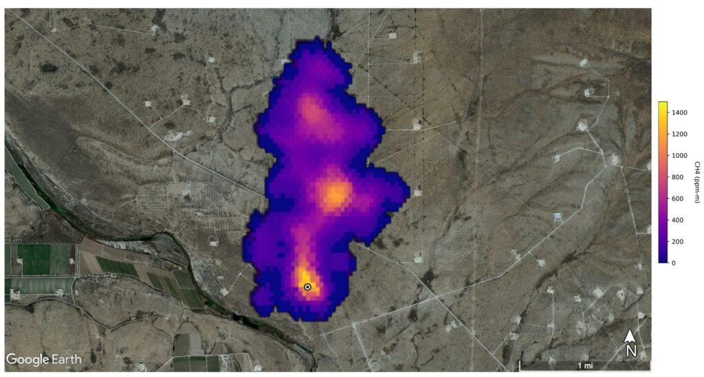 Vue aérienne d'un site industriel avec visualisation d'un panache de méthane détecté par satellite.
