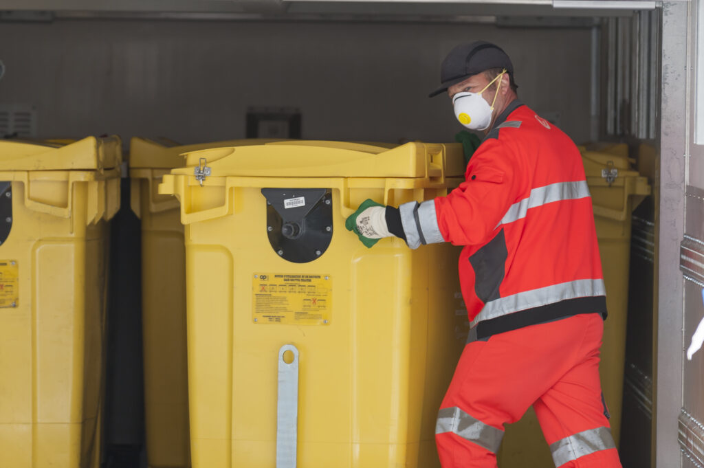 Tri de déchets médicaux dans une installation de valorisation.