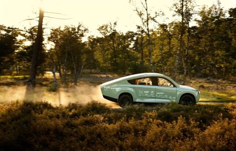 Une voiture à énergie solaire termine un parcours test de 1000 kilomètres à travers l’Afrique du Nord