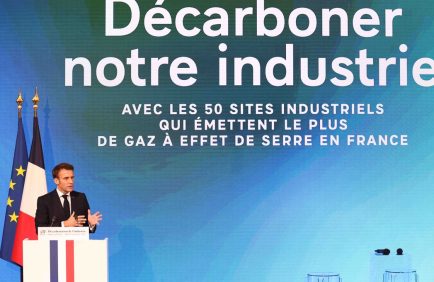 Emmanuel Macron promet une aide aux grands pollueurs français qui réduiront de moitié leurs émissions