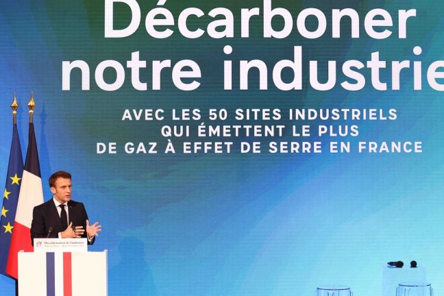 Emmanuel Macron promet une aide aux grands pollueurs français qui réduiront de moitié leurs émissions