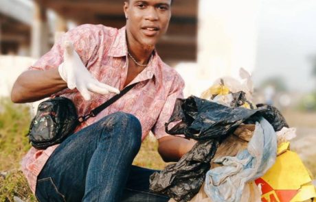 Un “éboueur” béninois s’attaque aux déchets plastiques