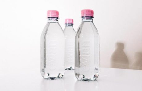 Evian supprime l’étiquette sur sa nouvelle bouteille en plastique 100% recyclée