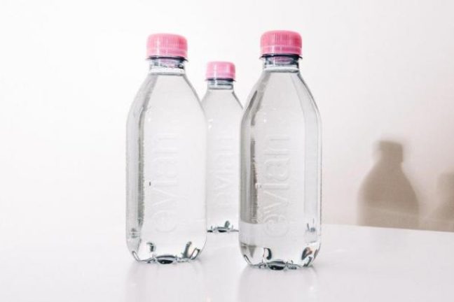 Evian supprime l’étiquette sur sa nouvelle bouteille en plastique 100% recyclée